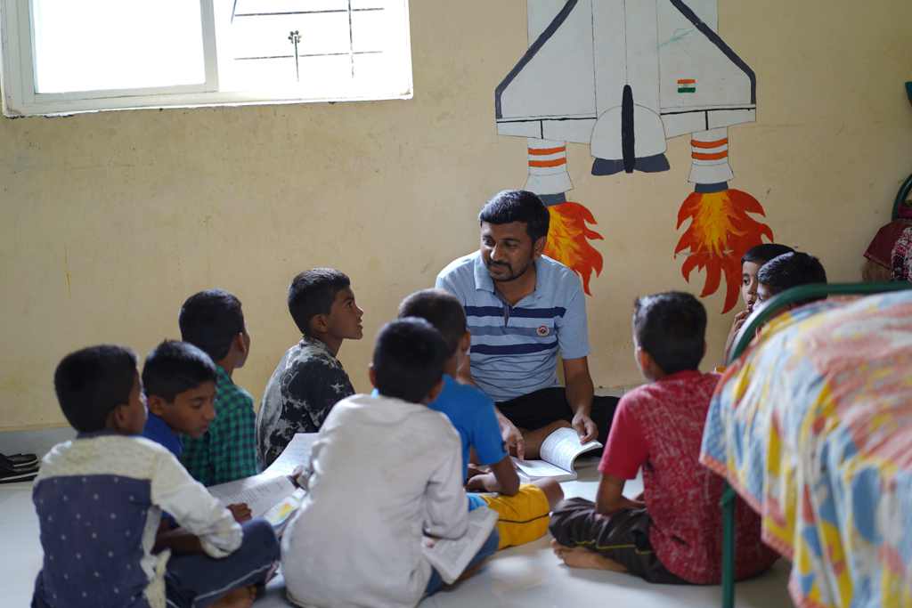 Farmers Son Leaves Software Engineering To Teach Farmers Children In Drought Hit Marathwada
