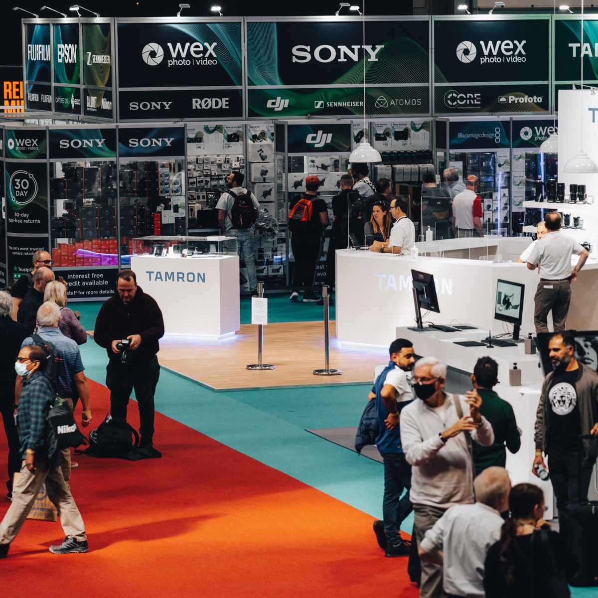 Six ways start ups can use digital signage at trade shows and expos to stand out