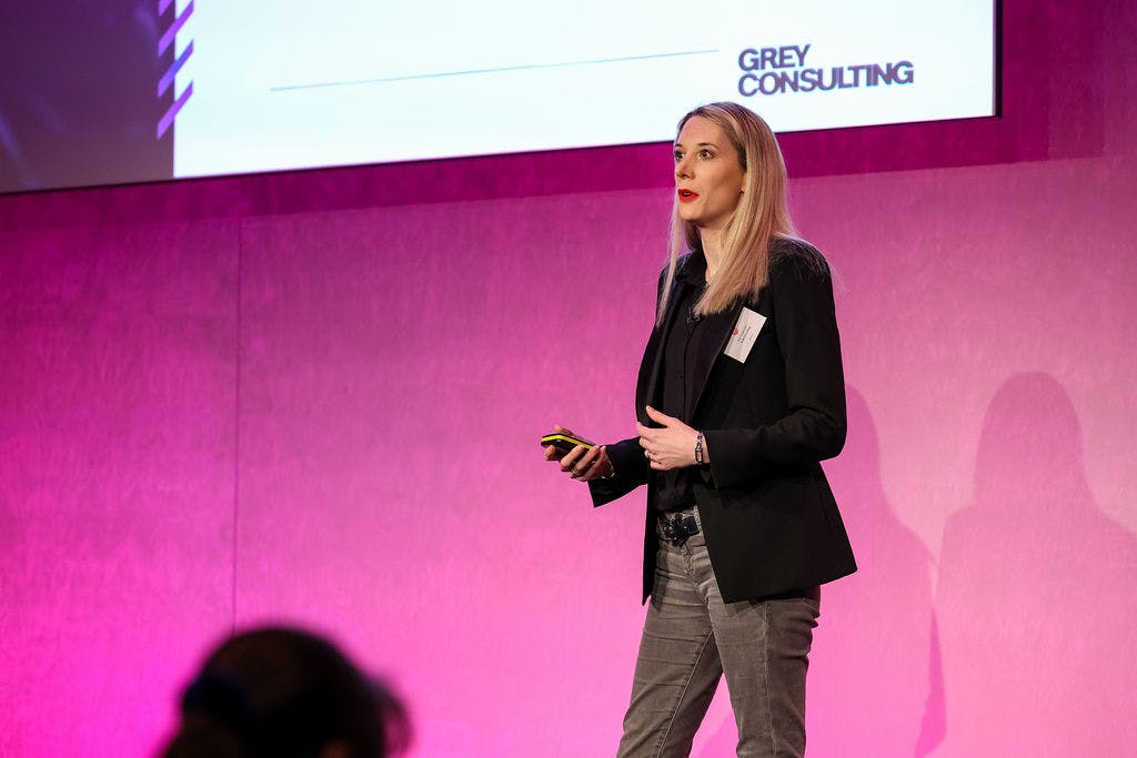ASV_ECONLIVE22_MAINSTAGE_154-1747.jpg - purshoLOGY katy lindemann, grey consulting