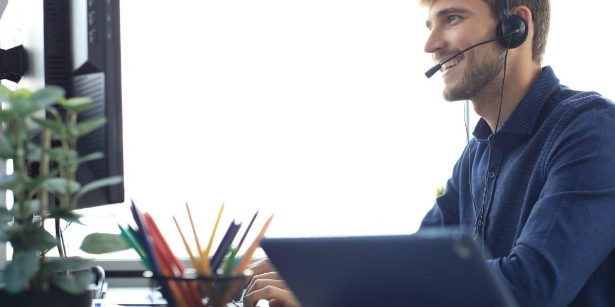 How to hold on to agents in a hybrid contact center