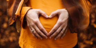 8 At-Home Maternity Photoshoot Concepts That Radiate Loveliness